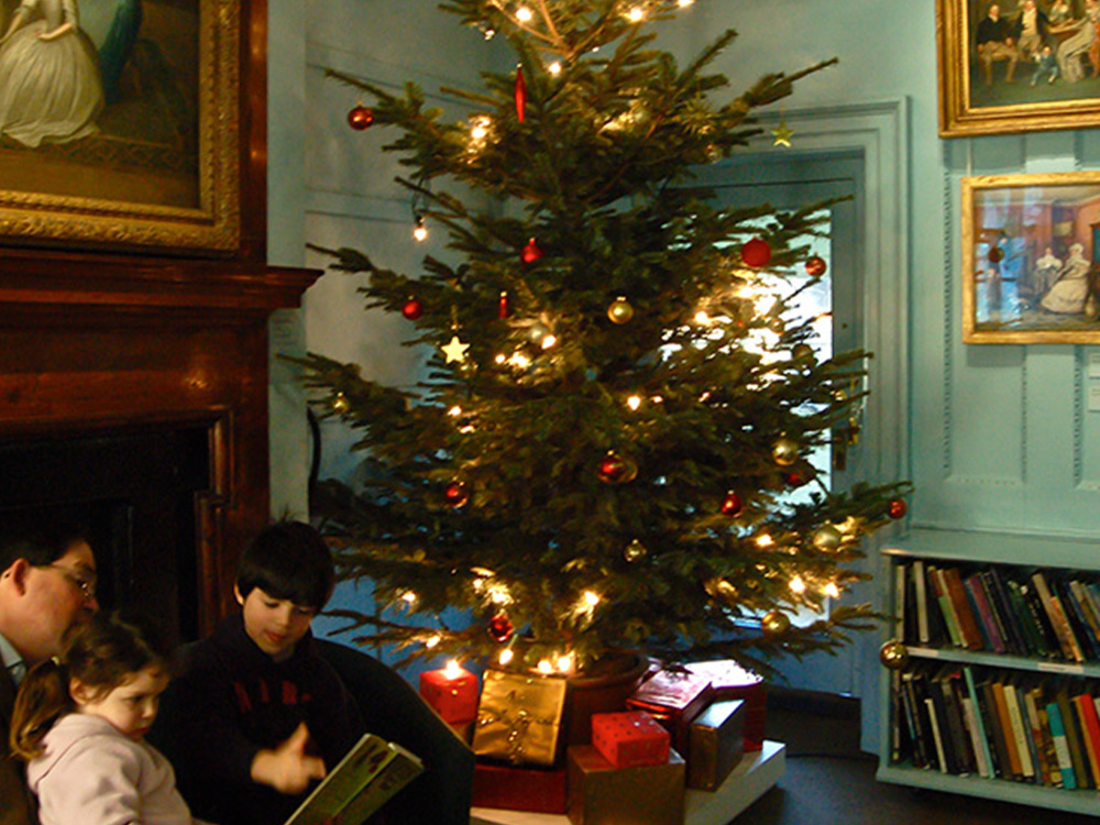 イギリスのクリスマスを彩るツリーとリース