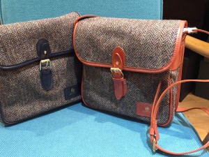 FLAPOVER SHOULDER BAG COLOR : RIGHT･･･ヘリンボーン×OXFORD TAN LEFT･･･ヘリンボーン×DARK BLUE PRICE : ￥35,000＋TAX