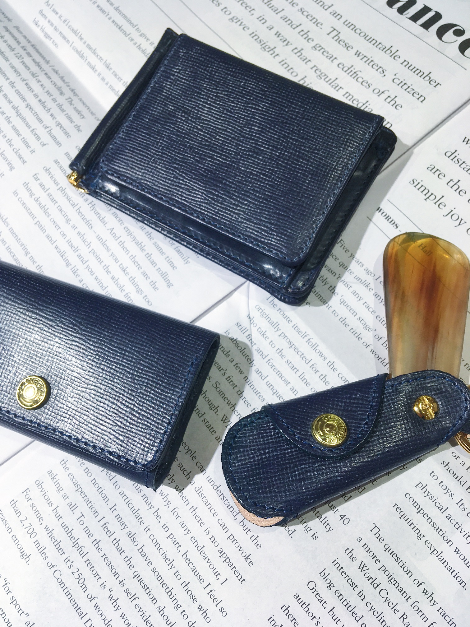 全てGLENROYAL 左下→SLIM BUSINESS CARD HOLDER ¥20,520 (税込) 中央上→MONEY CLIP WITH COIN POCKET ¥33,480(税込) 右下→POCKET SHOE HORN ¥11,880 (税込)