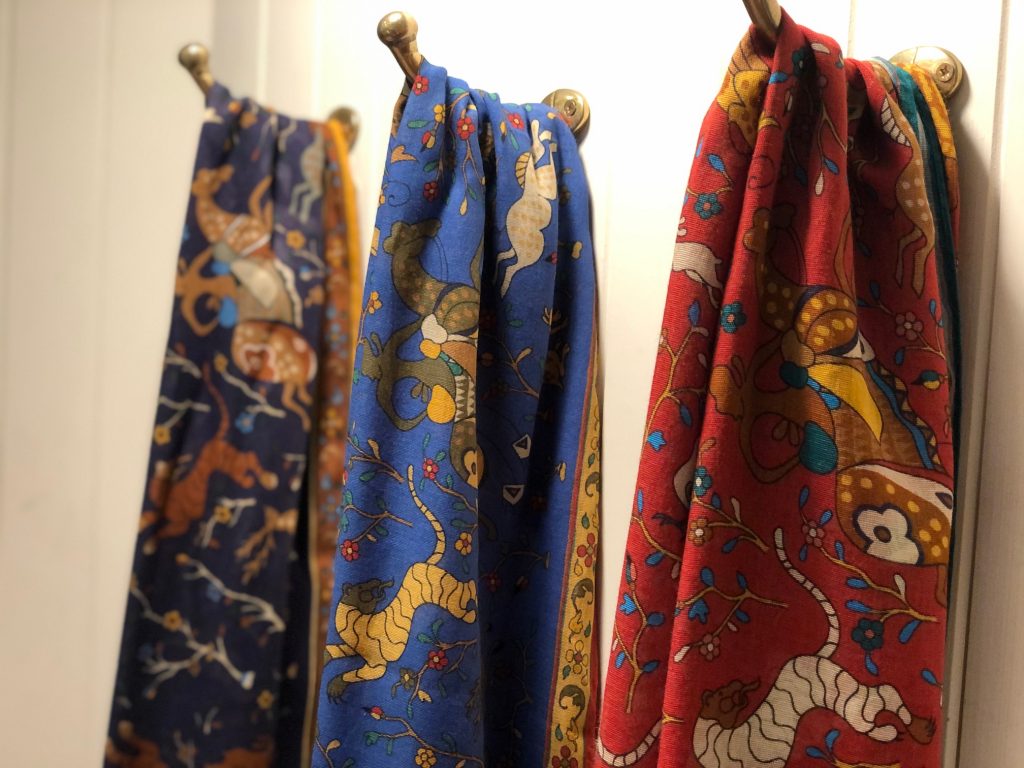 私が選ぶ新作スカーフ３選｜Drake's銀座店 | BRITISH MADE Staff blog