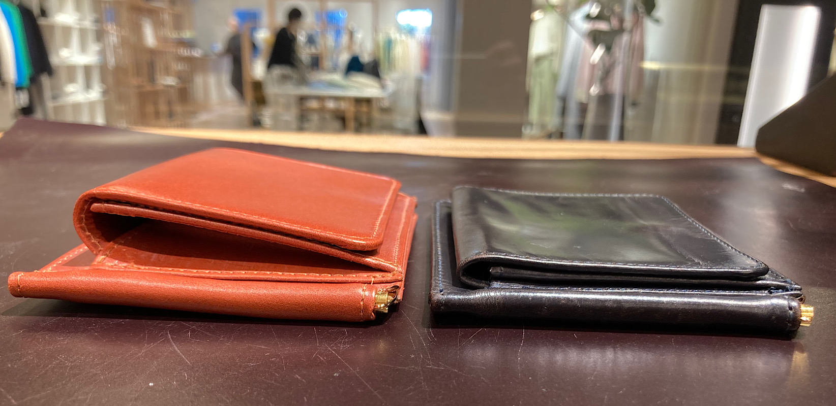 あなたはどちらを選ぶ?人気定番ウォレットのご紹介 | 丸の内店