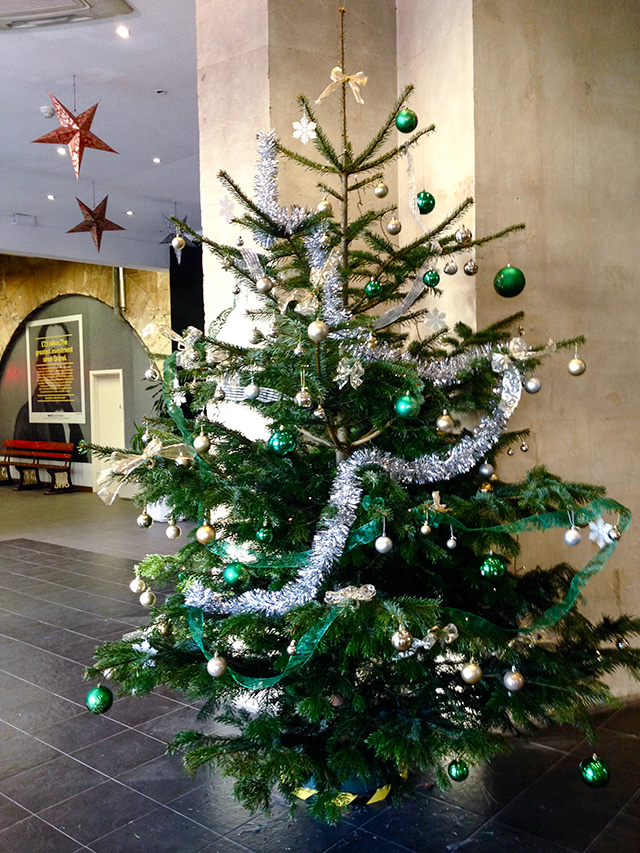 イギリスのクリスマスを彩るツリーとリース British Made
