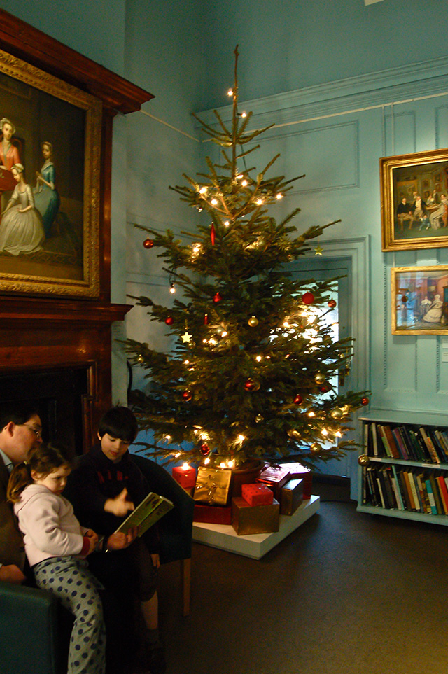イギリスのクリスマスを彩るツリーとリース British Made