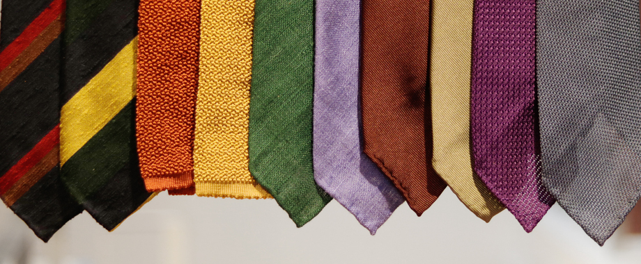 ネクタイの色合わせをドレイクスのスタイリングから学ぶ。 | BRITISH MADE