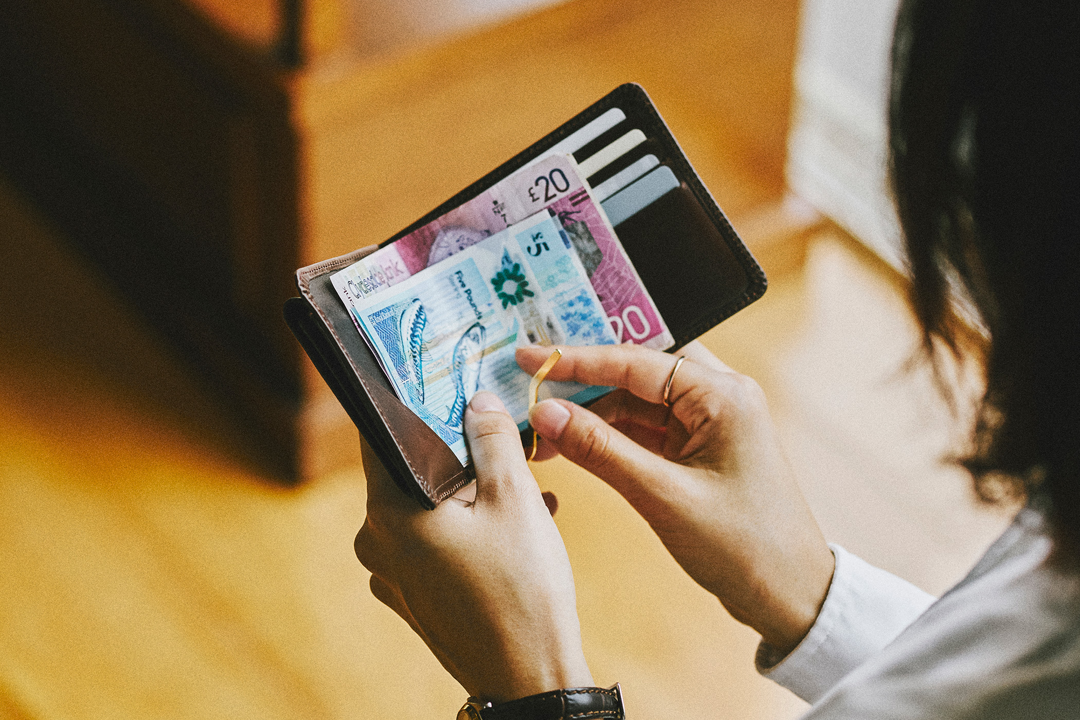 グレンロイヤル MONEY CLIP WITH COIN POCKET 使用シーン