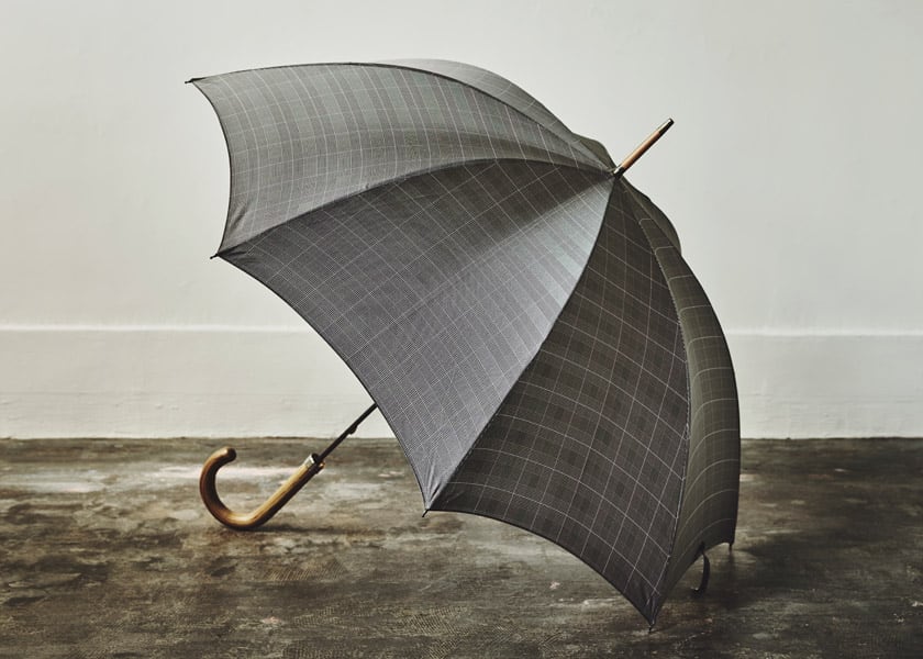イギリス人が愛するアンダーステイトメントなデザイン。英国製の傘 