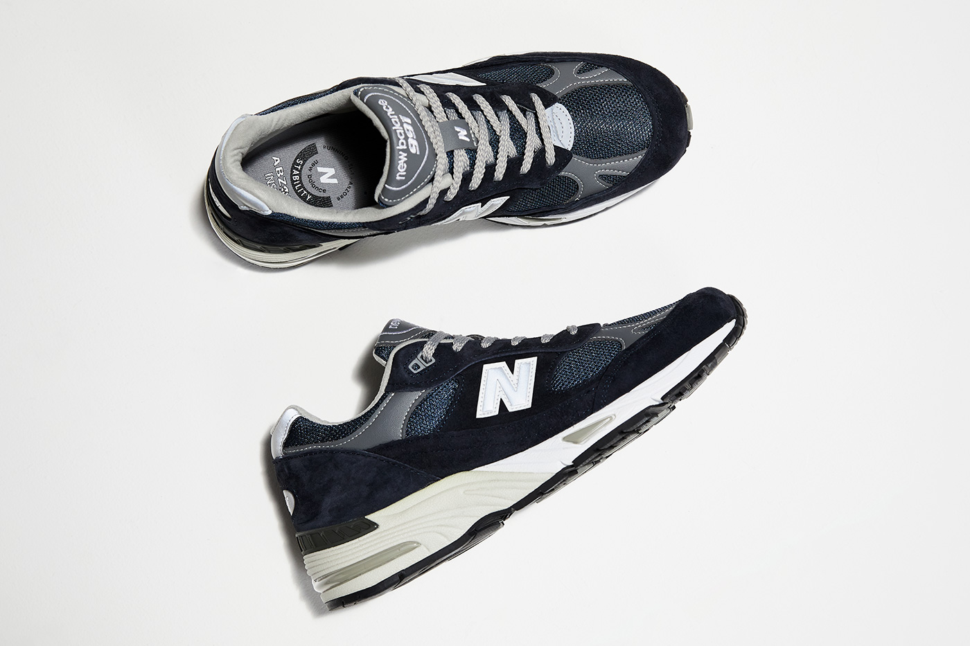 new balance（ニューバランス） シックかつ個性的なアッパーデザイン