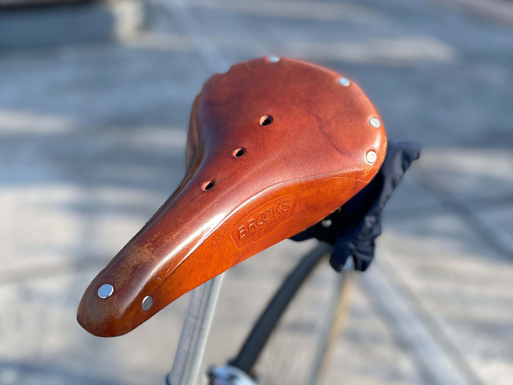 味わい深く経年変化した BROOKS ENGLAND のサドル