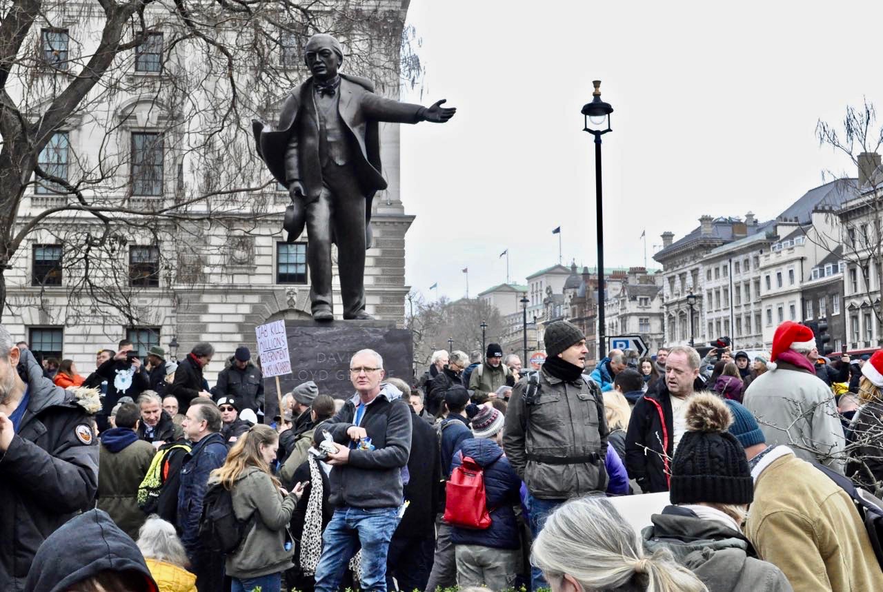 David Lloyd Georgeの銅像の下でデモをする人々