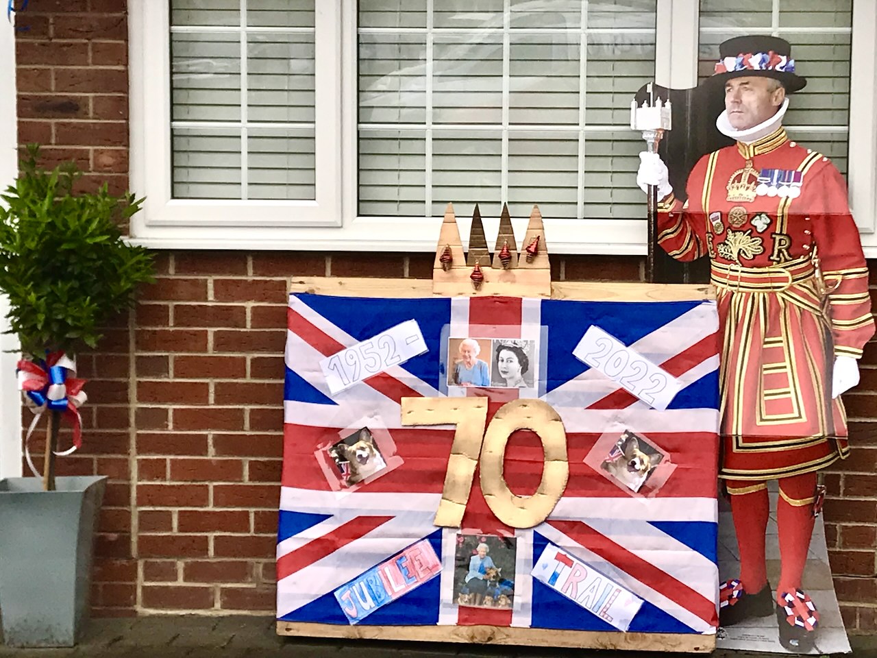 エリザベス女王戴冠70周年「プラチナ·ジュビリー」を迎えたイギリス