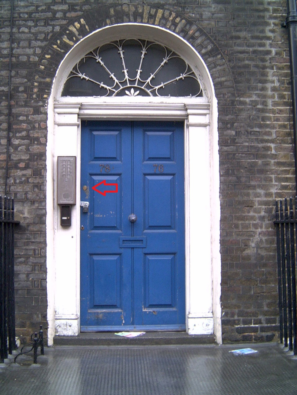 大英博物館近くの Gower Street 76-78 夏目漱石が最初の2週間だけ暮らした家のドア