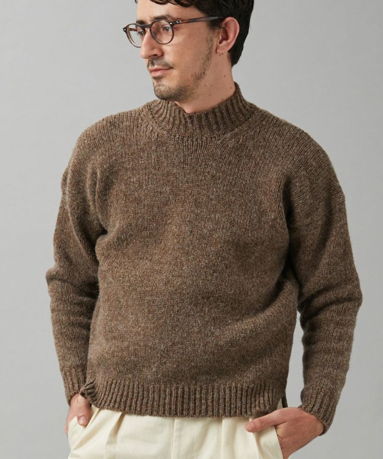 マカラスター　ブリティッシュウール本来の素材を活かし、上品な印象を与えてくれるモックネックセーター「DIRLETON」