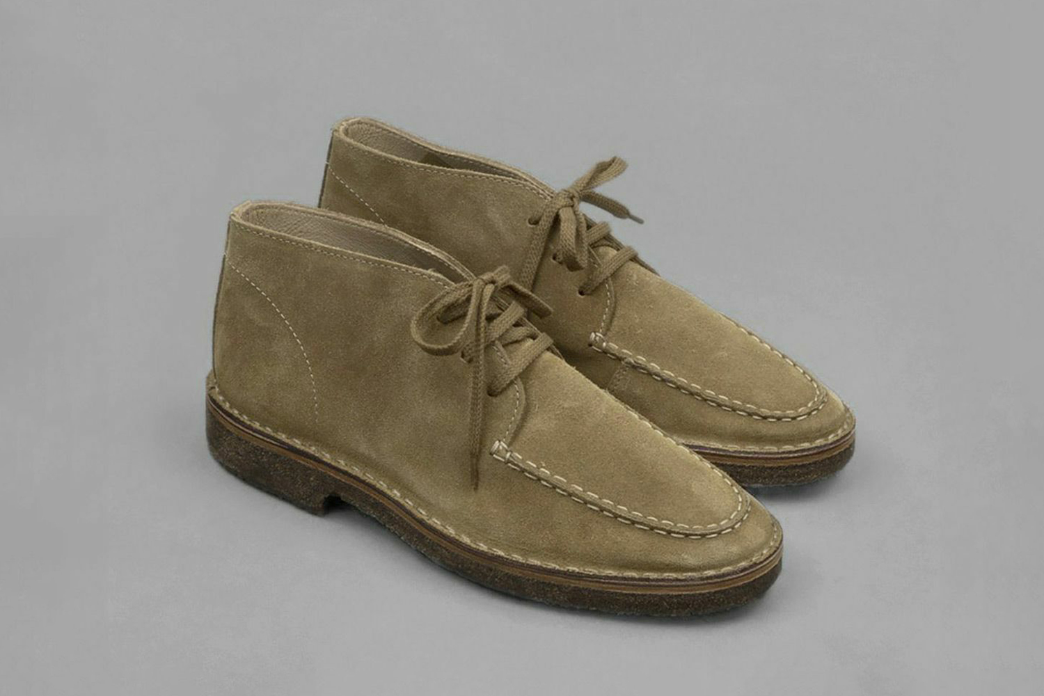 カジュアルさ溢れるモックトゥが新鮮 ボンドも着用した Drake’s のチャッカブーツ Crosby Moc-Toe Chukka Boot/クロスビー スエードチャッカブーツ