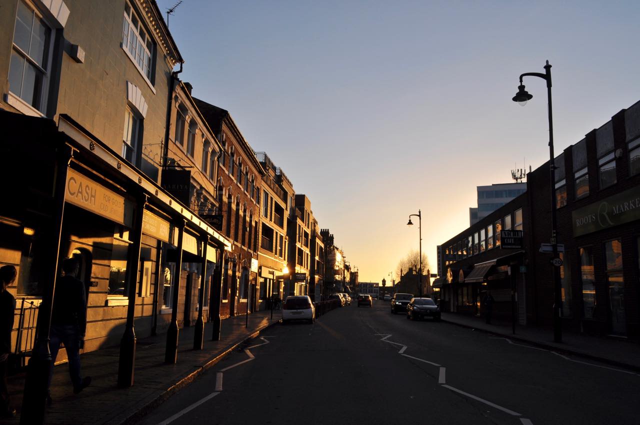 「王様とホームレス」 イギリス 道路 夕景