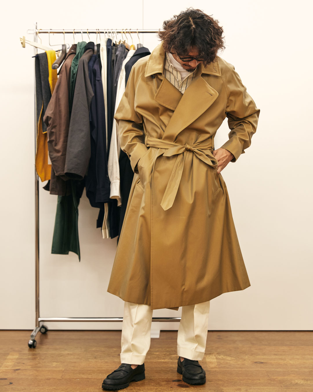 タイロッケンコートを着こなした男性